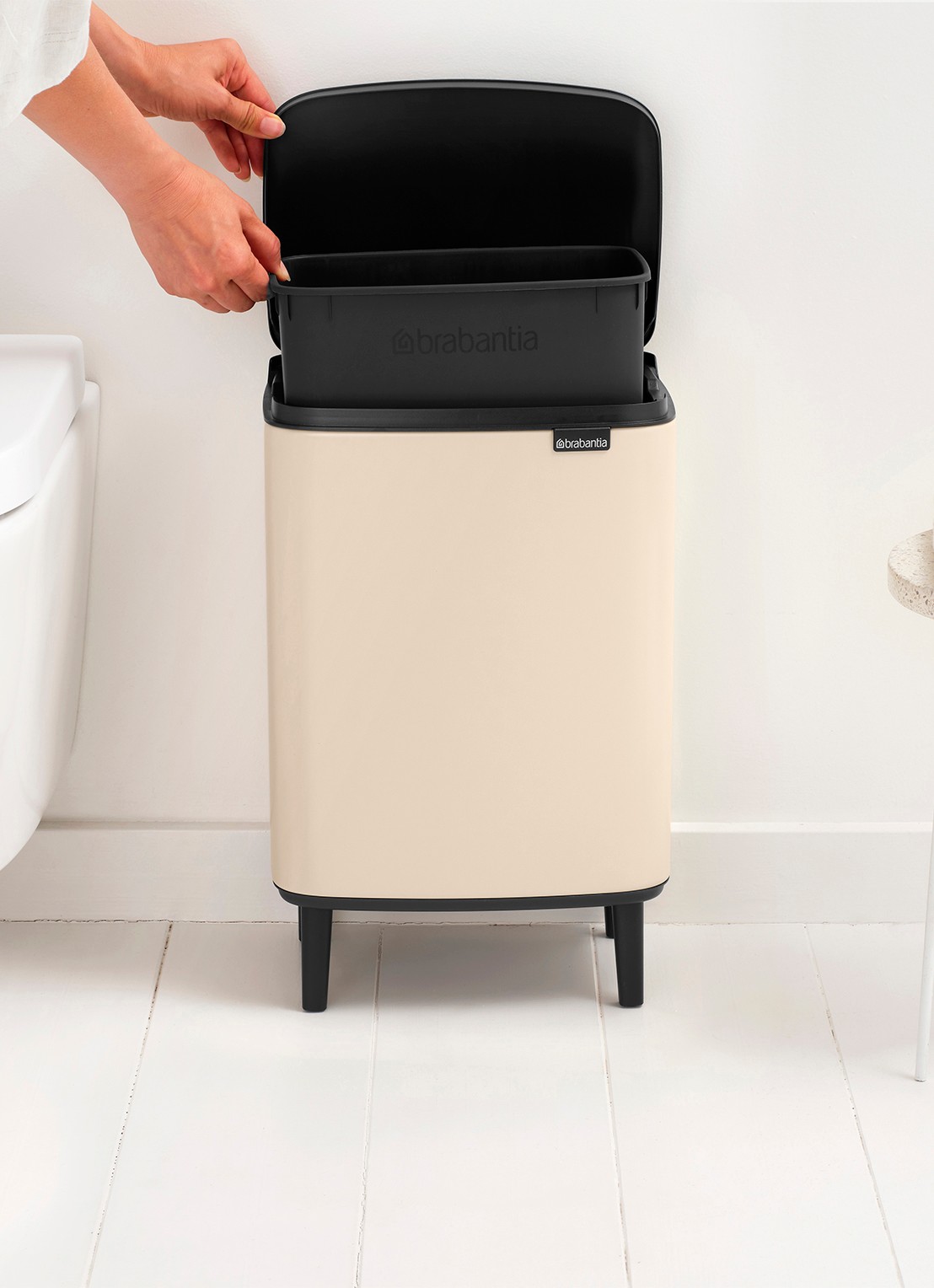 Brabantia Bo Hi prullenbak 12 liter - detail 4 beige