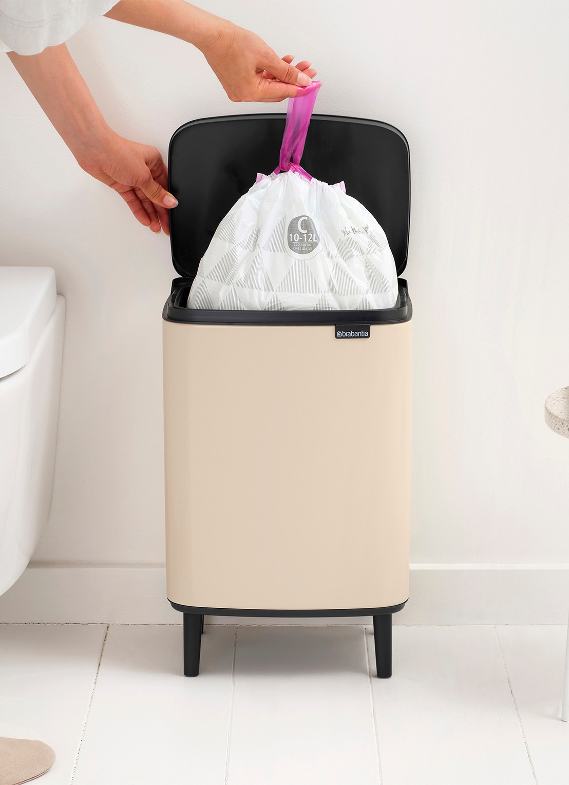 Brabantia Bo Hi prullenbak 12 liter - detail 5 beige