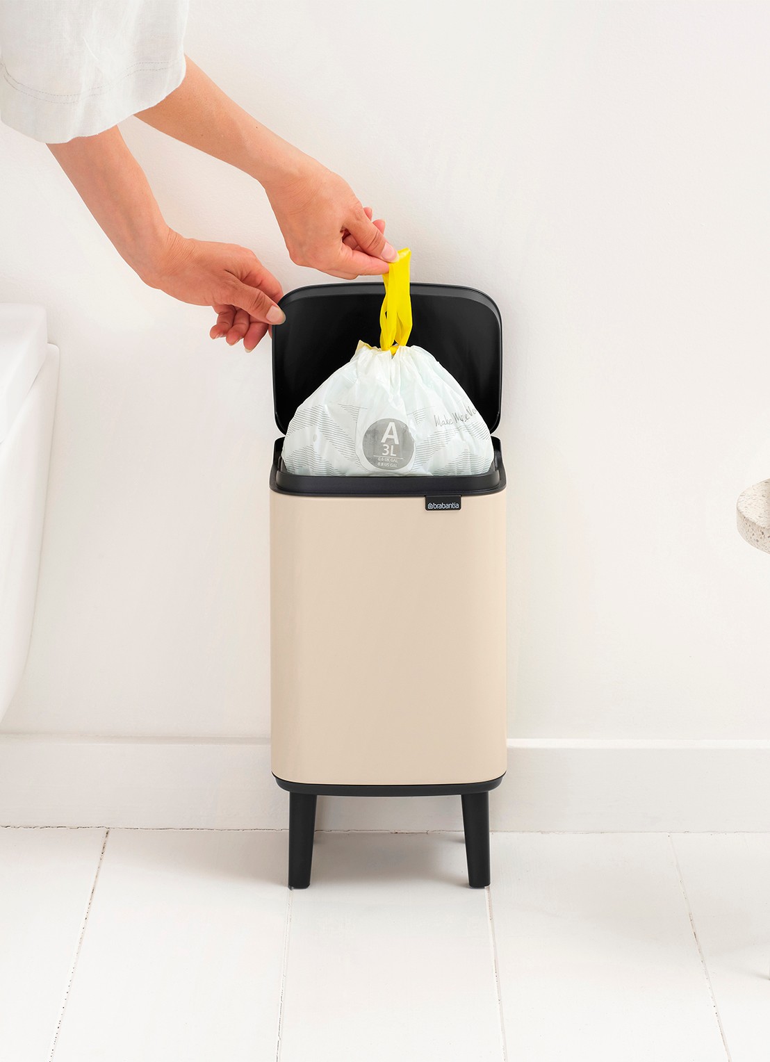 Brabantia Bo Hi prullenbak 4 liter - detail 4 beige