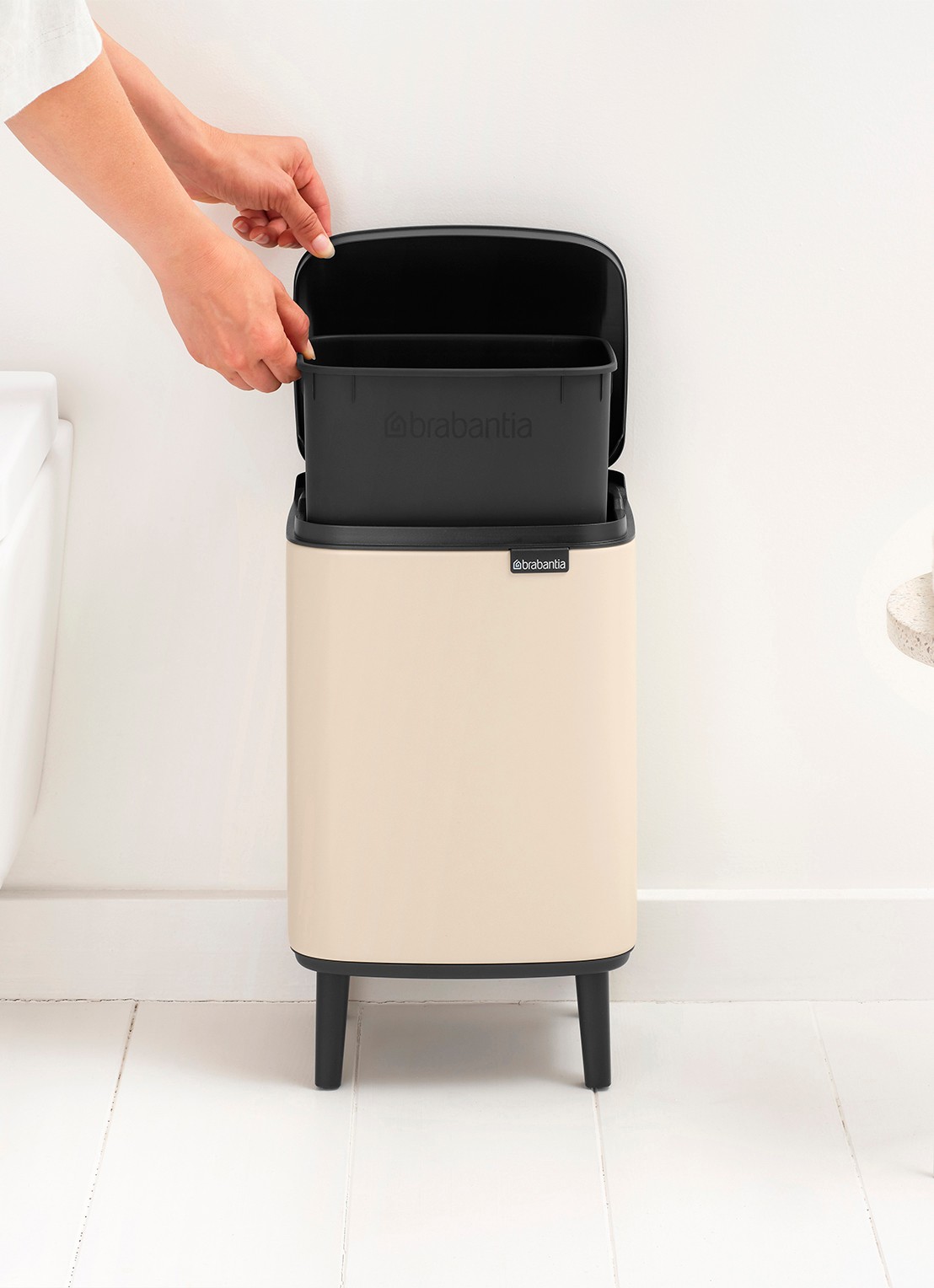 Brabantia Bo Hi prullenbak 7 liter - detail 3 beige
