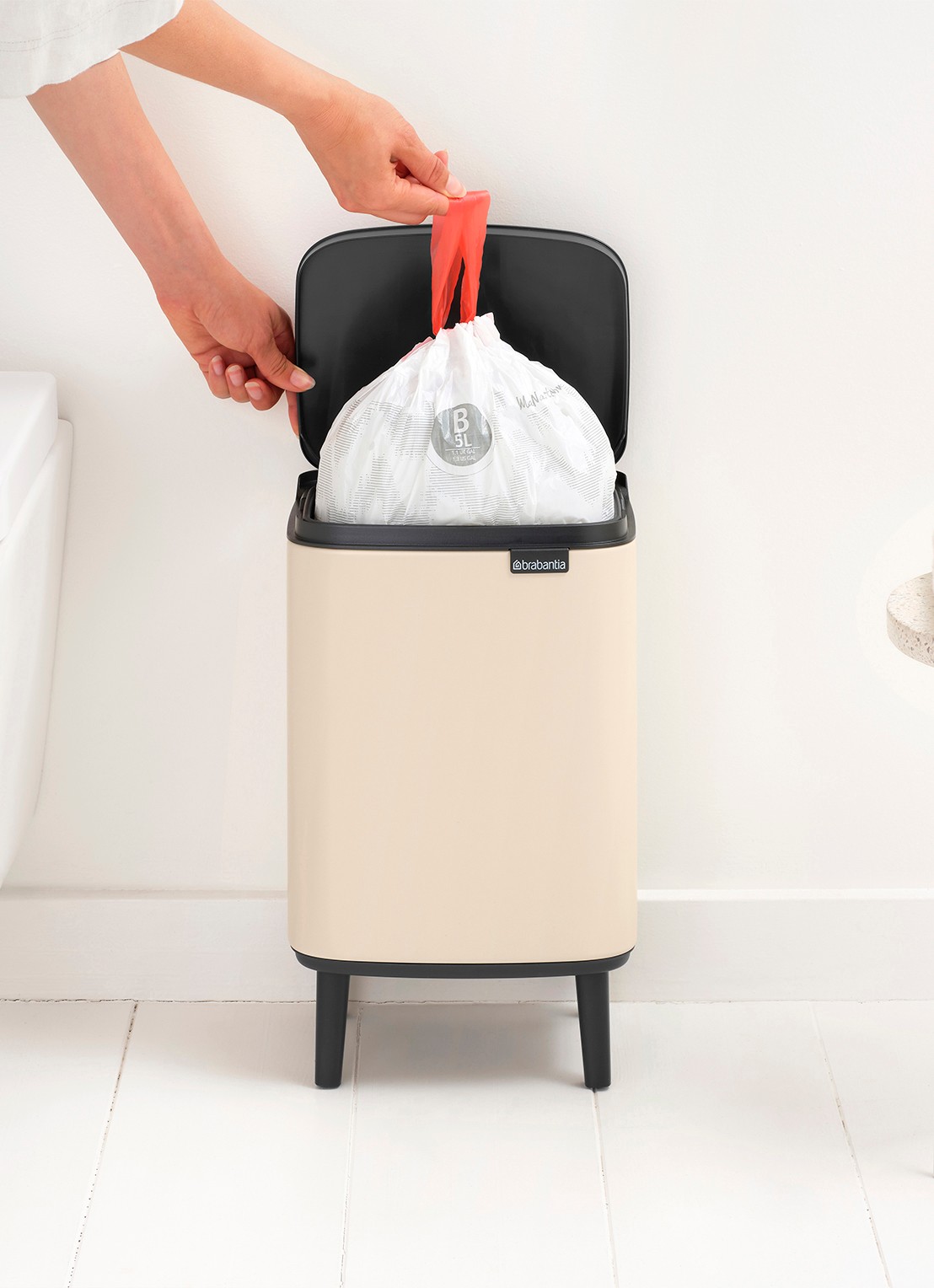 Brabantia Bo Hi prullenbak 7 liter - detail 4 beige