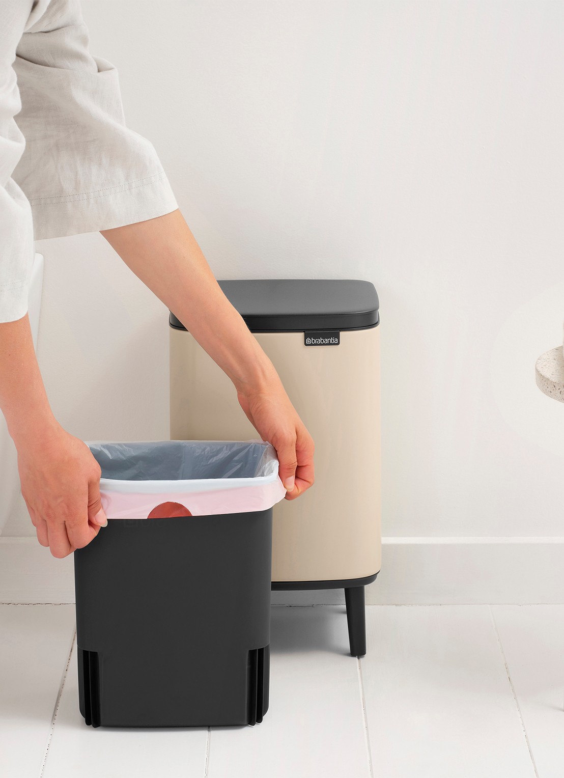 Brabantia Bo Hi prullenbak 7 liter - detail 5 beige