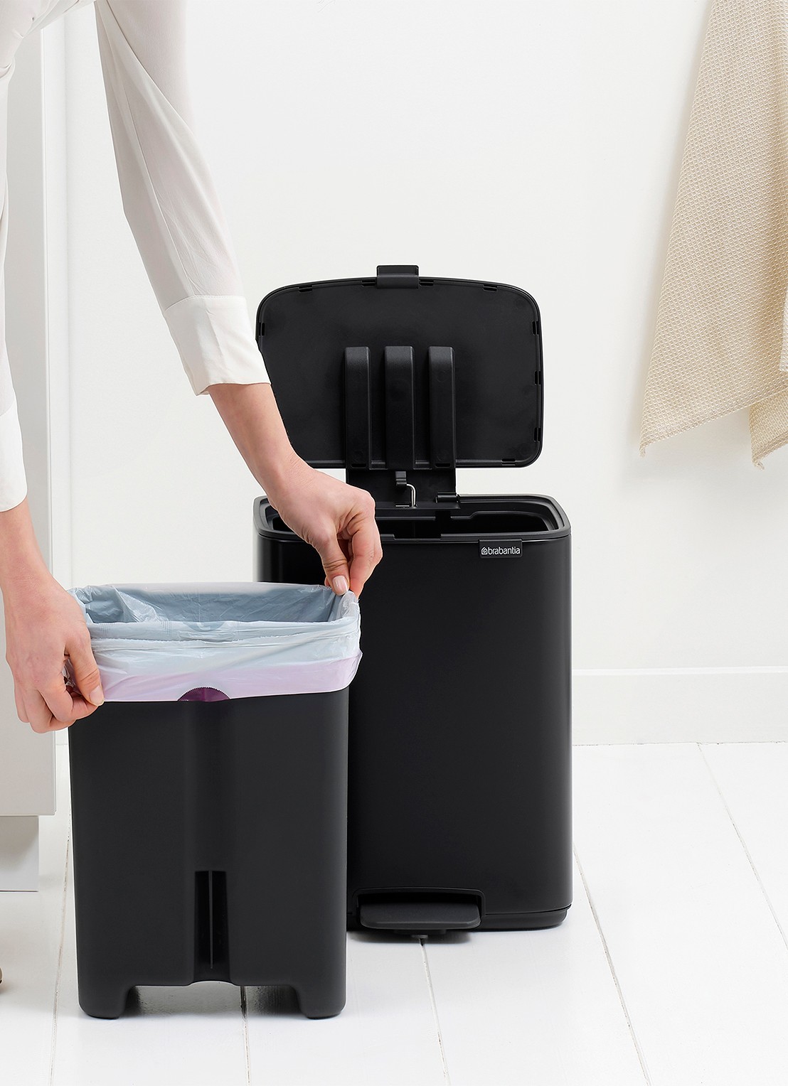 Brabantia Bo pedaalemmer 12 liter - detail 5 zwart
