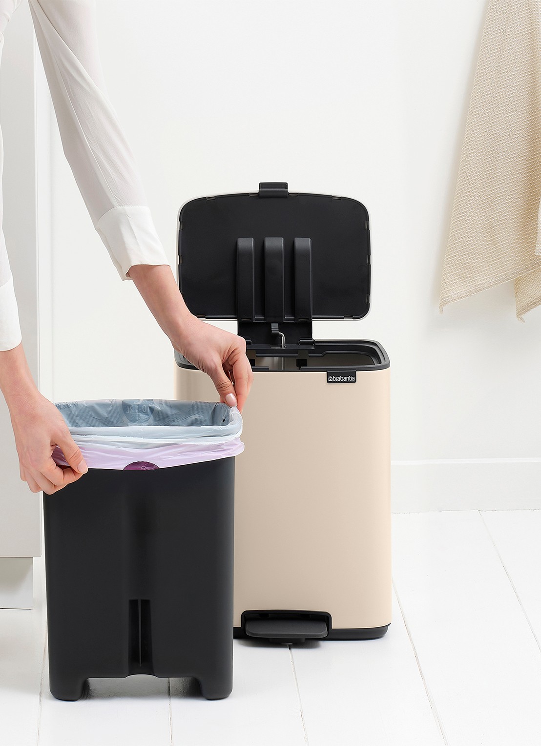 Brabantia Bo pedaalemmer 12 liter - detail 4 beige