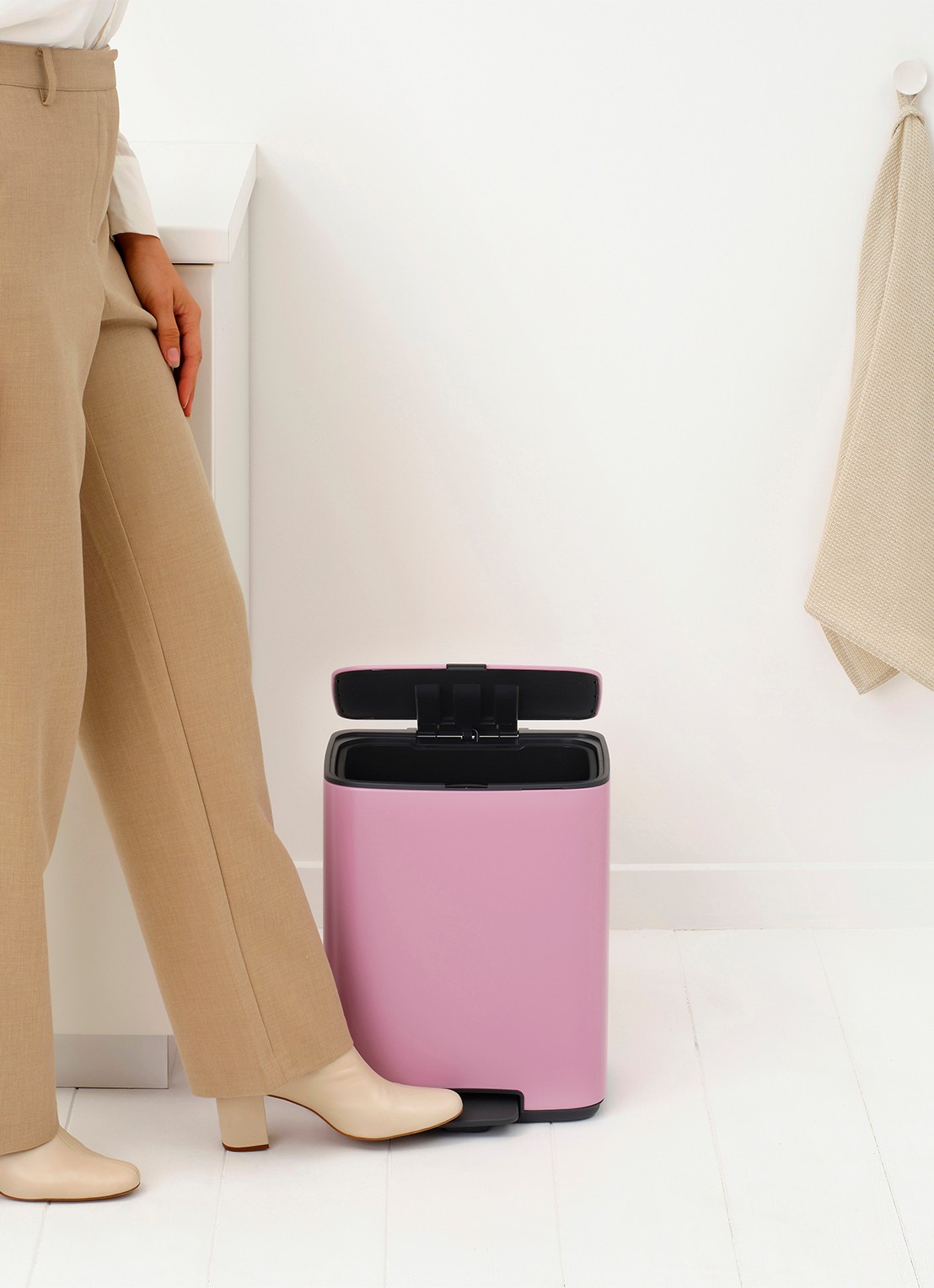 Brabantia Bo pedaalemmer 12 liter - detail 2 donkerroze