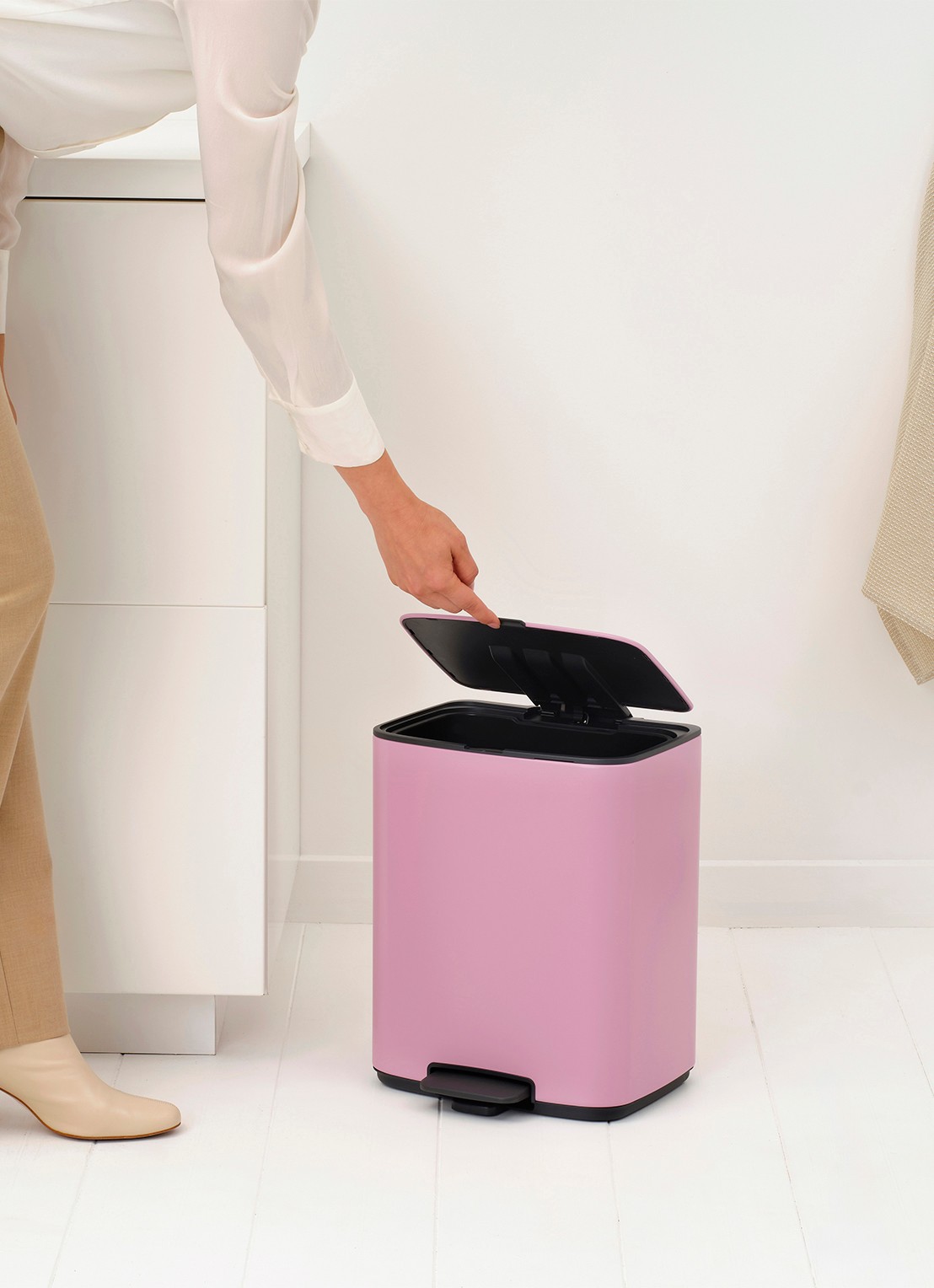 Brabantia Bo pedaalemmer 12 liter - detail 3 donkerroze