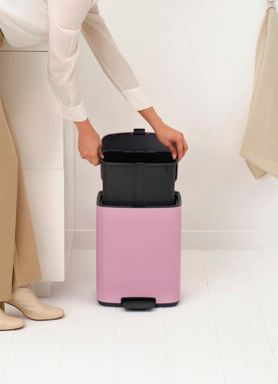 Brabantia Bo pedaalemmer 12 liter - detail 4 donkerroze