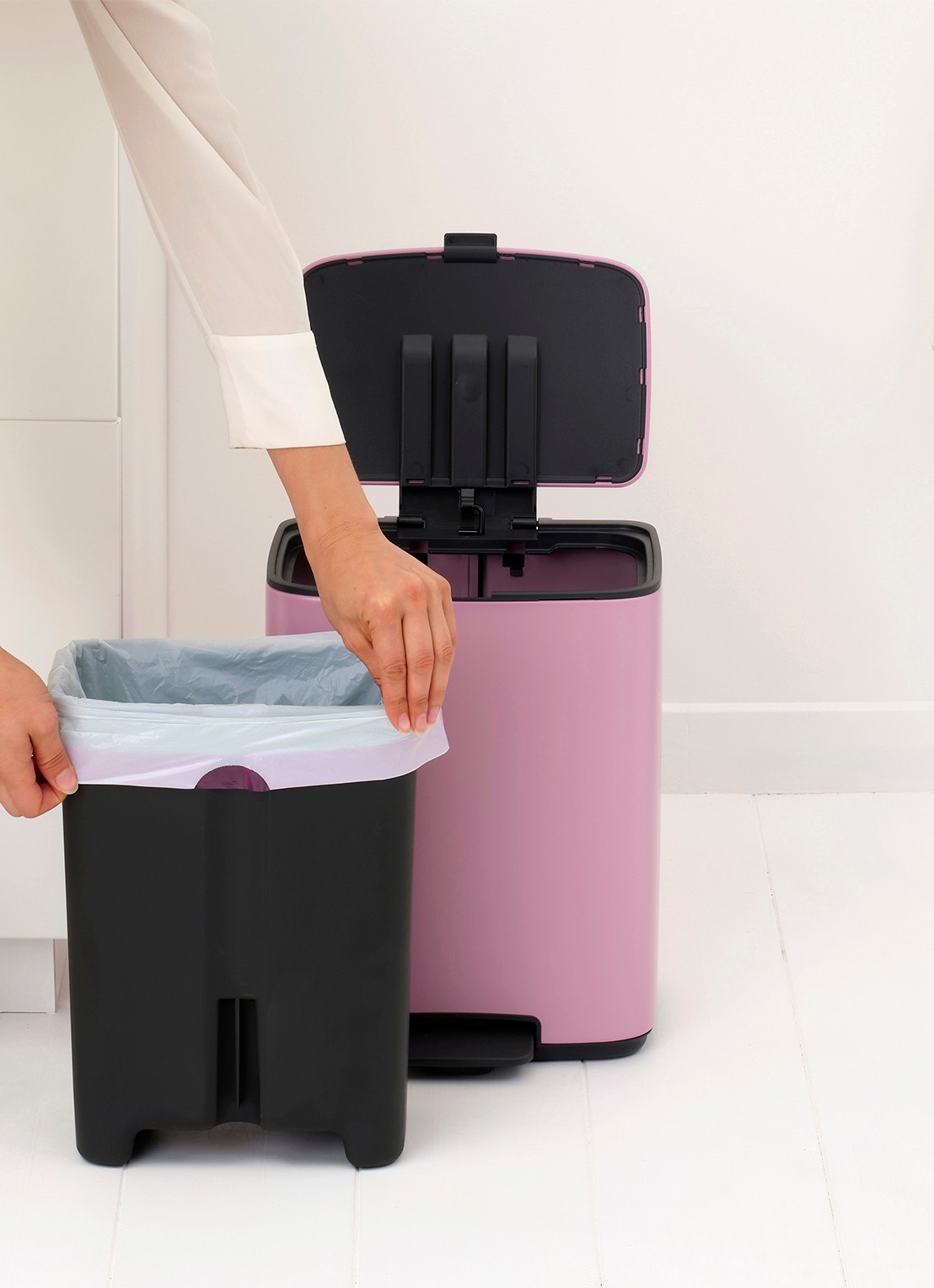 Brabantia Bo pedaalemmer 12 liter - detail 5 donkerroze