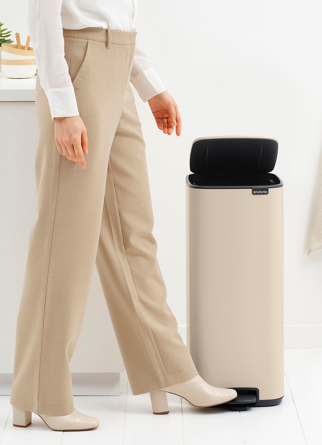 Brabantia Bo pedaalemmer 30 liter - detail 3 beige