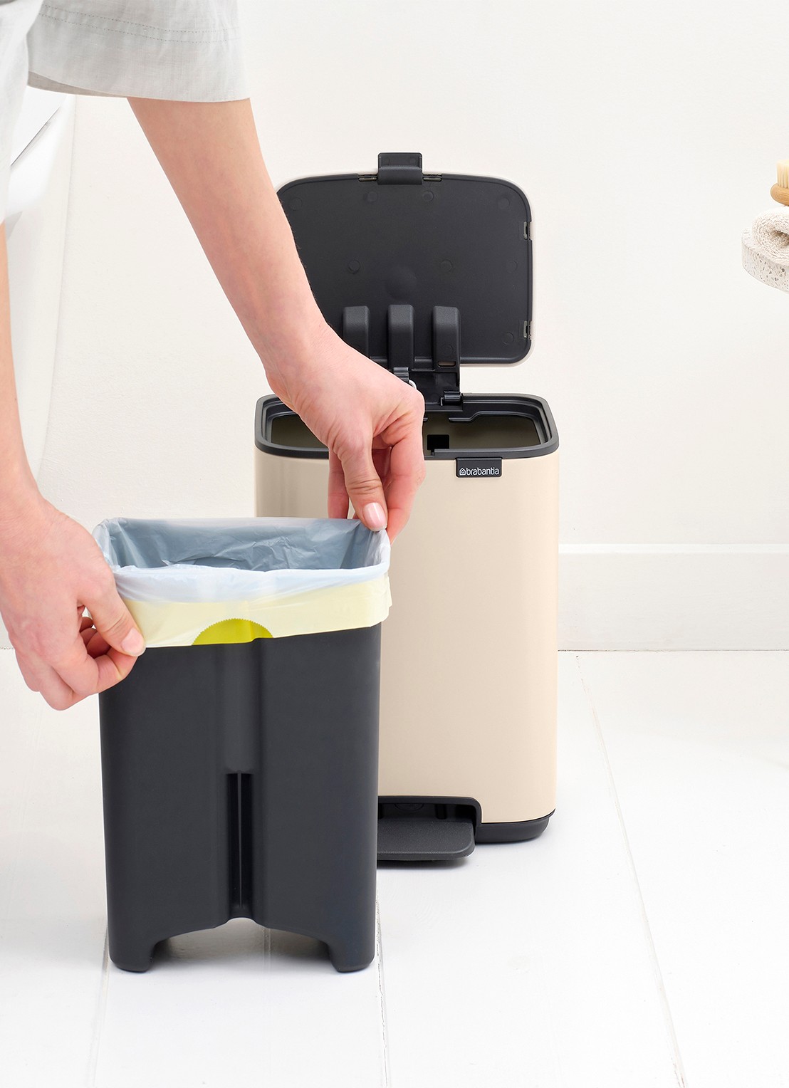 Brabantia Bo pedaalemmer 4 liter  - detail 3 beige