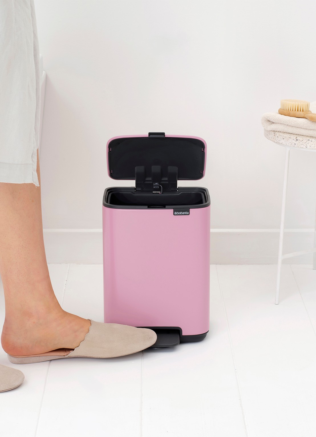 Brabantia Bo pedaalemmer 4 liter - detail 2 donkerroze