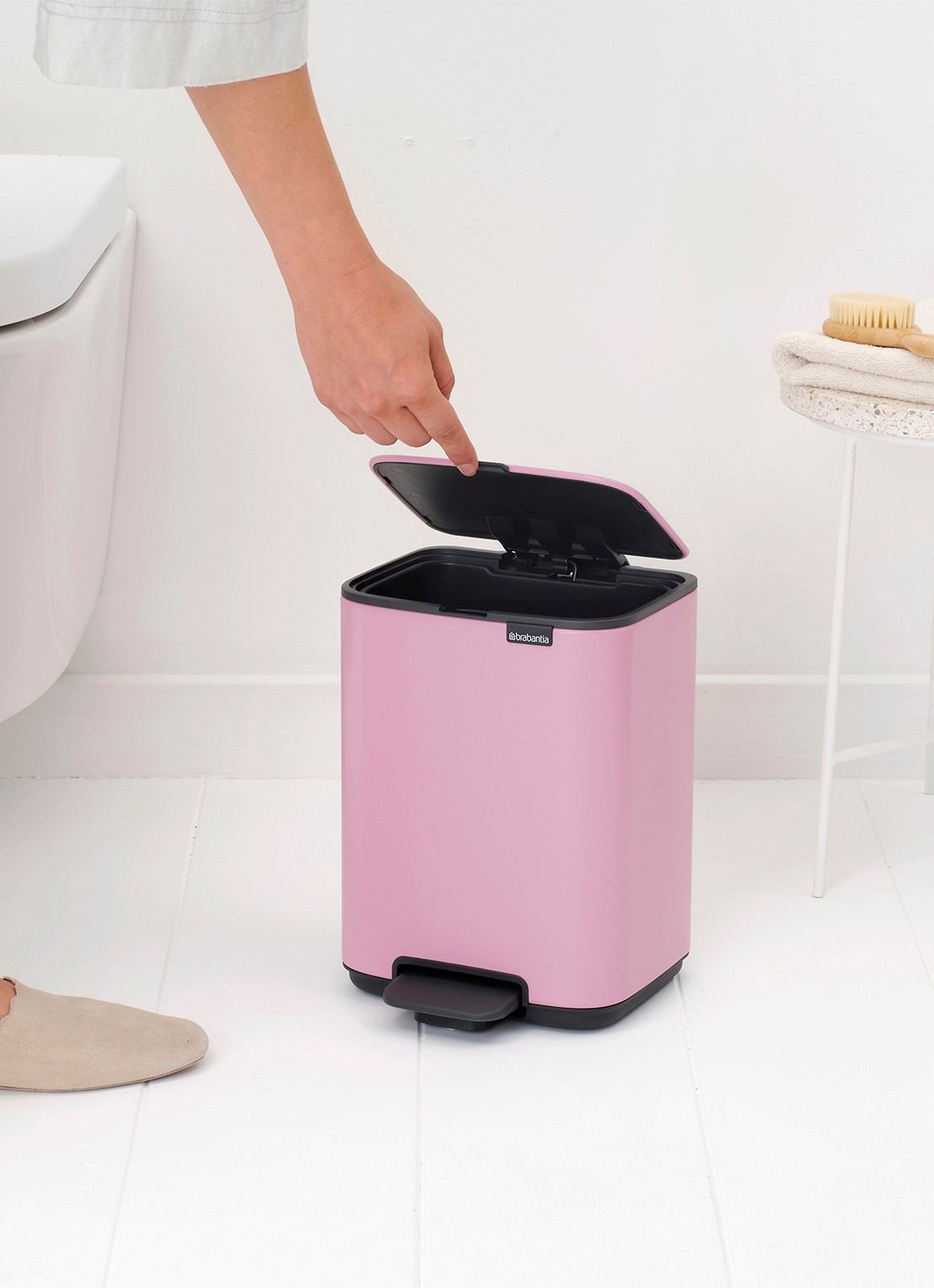 Brabantia Bo pedaalemmer 4 liter - detail 3 donkerroze