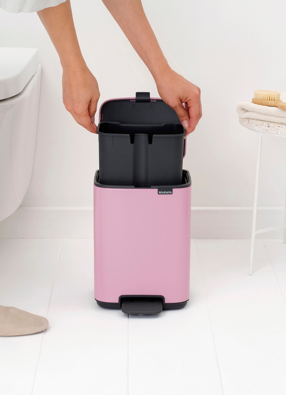Brabantia Bo pedaalemmer 4 liter - detail 4 donkerroze