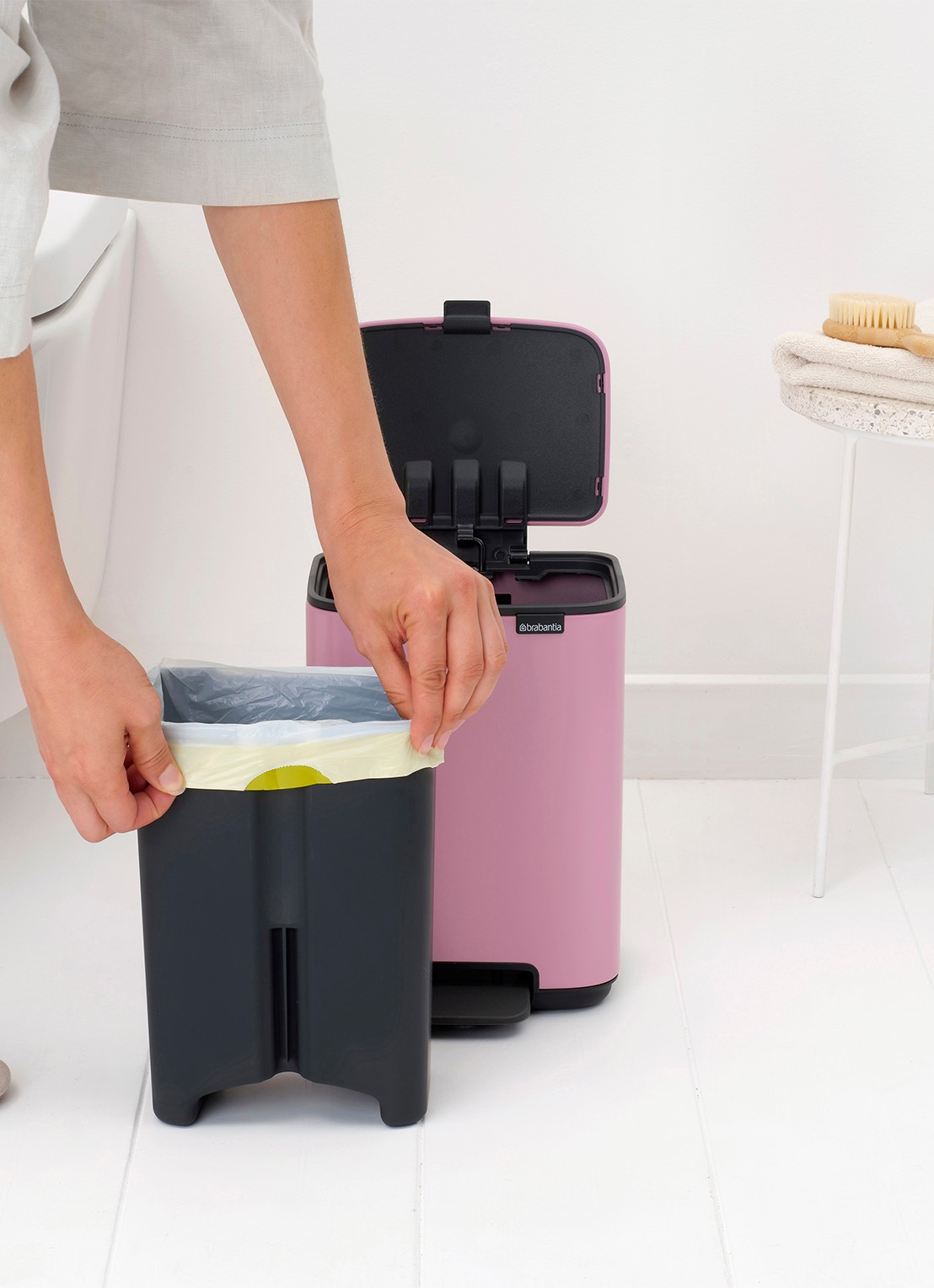 Brabantia Bo pedaalemmer 4 liter - detail 5 donkerroze