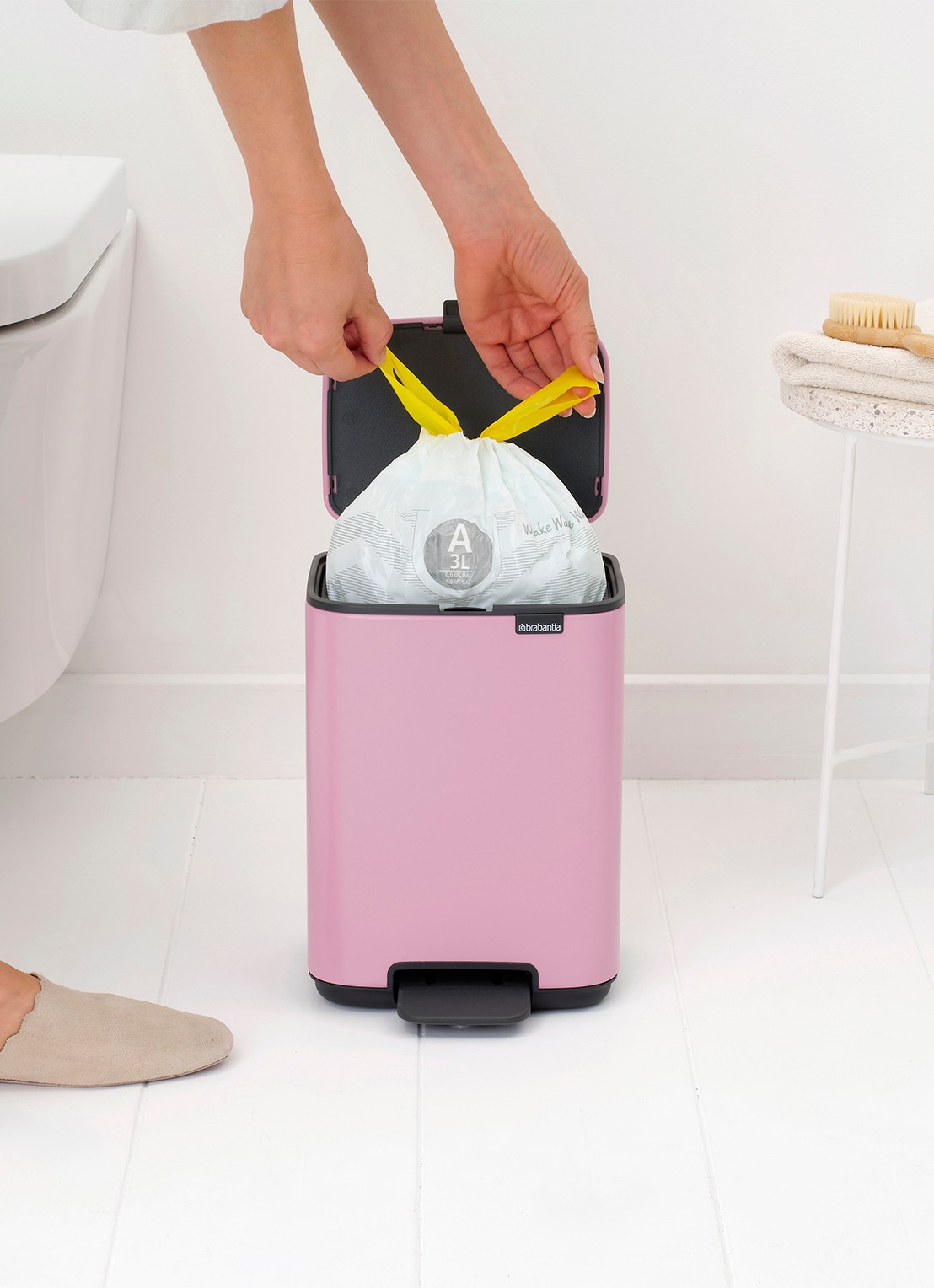 Brabantia Bo pedaalemmer 4 liter - detail 6 donkerroze
