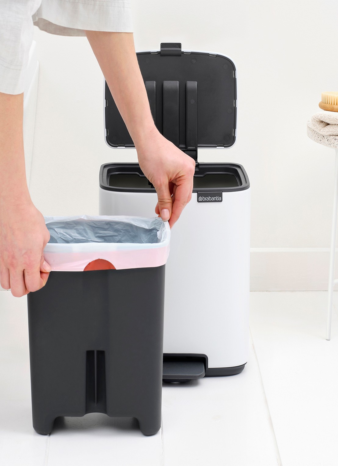 Brabantia Bo pedaalemmer 7 liter - detail 4 wit