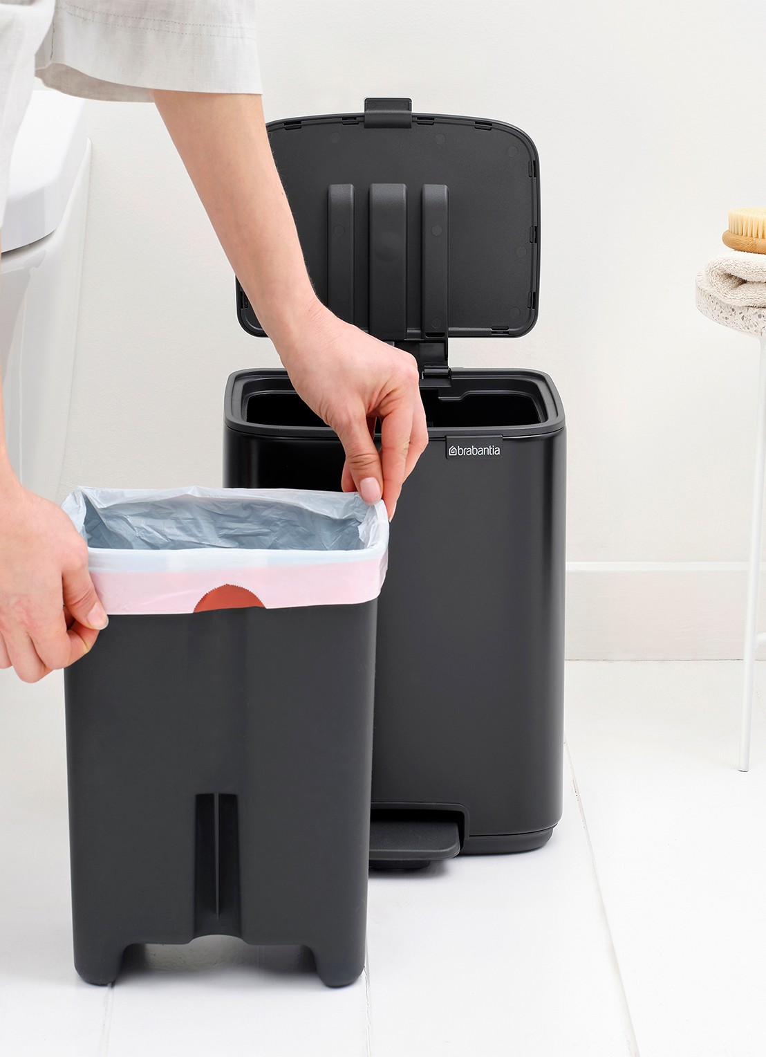 Brabantia Bo pedaalemmer 7 liter - detail 4 zwart
