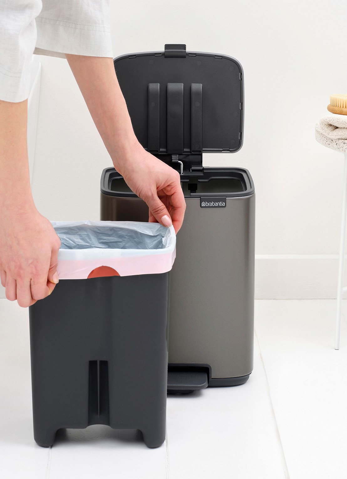 Brabantia Bo pedaalemmer 7 liter - detail 4 grijs