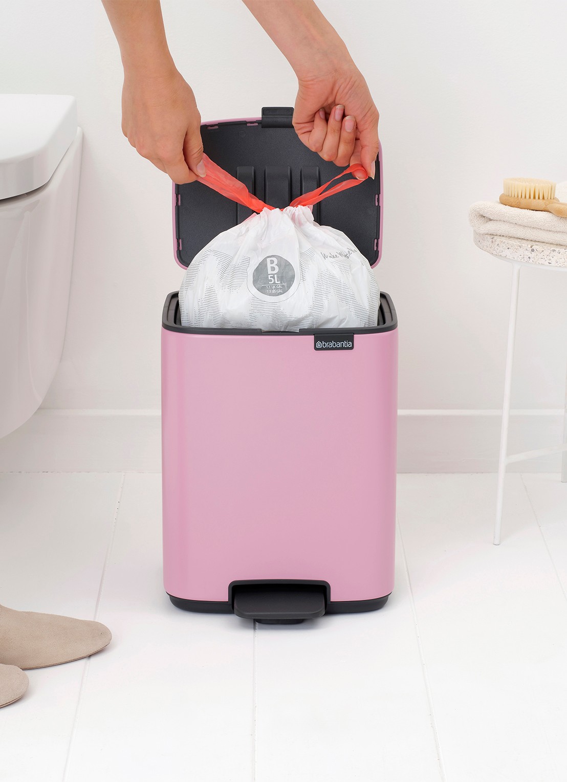 Brabantia Bo pedaalemmer 7 liter - detail 8 donkerroze