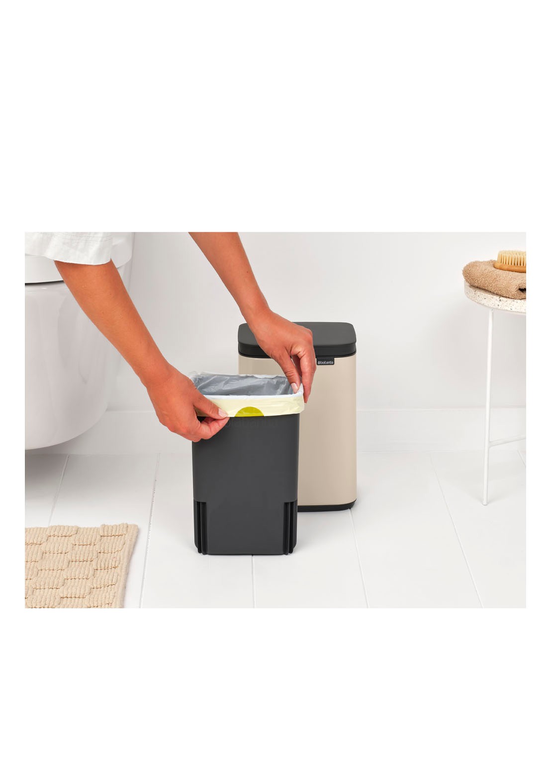 Brabantia Bo prullenbak met deksel 4 liter - detail 5 beige