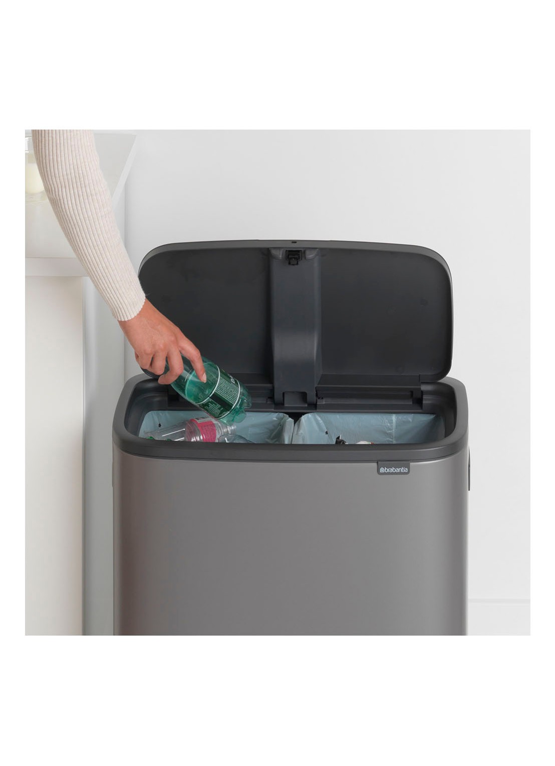 Brabantia Bo Touch Bin  duo prullenbak met deksel  2 x 30 liter - detail 4 donkergrijs