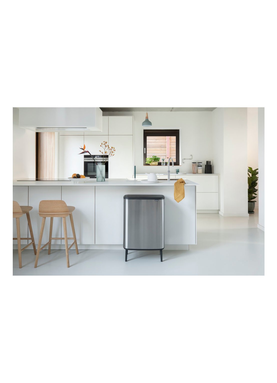 Brabantia Bo Touch Bin Hi  duo prullenbak met deksel op pootjes 2 x 30 liter - voorkant 7 zilver