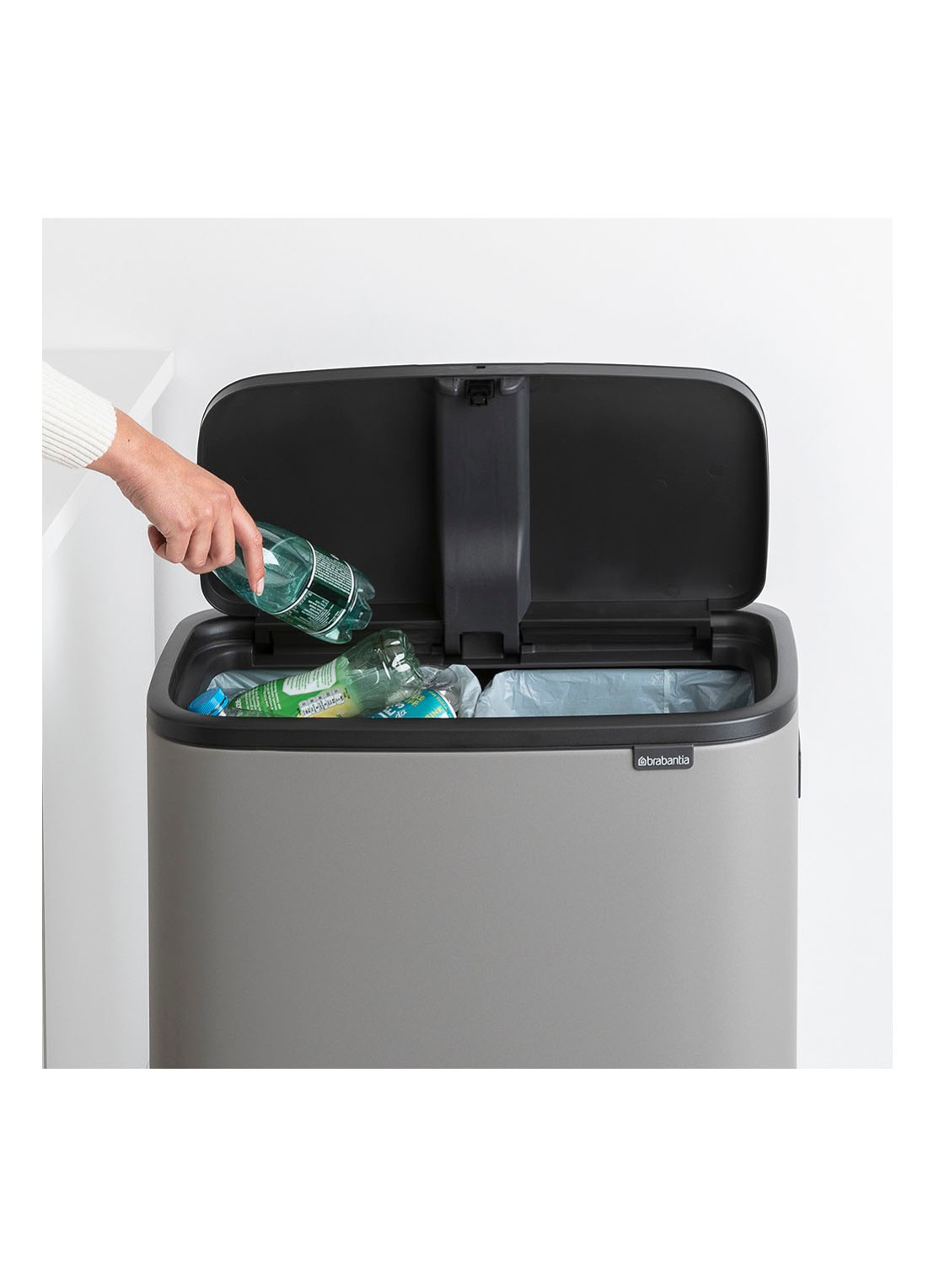 Brabantia Bo Touch Bin Hi  duo prullenbak met deksel op pootjes 2 x 30 liter - detail 2 grijs