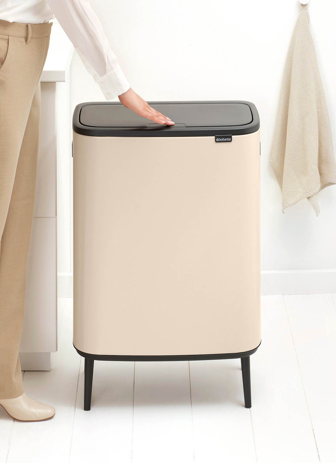 Brabantia Bo Touch Bin Hi prullenbak 60 liter - detail 3 beige