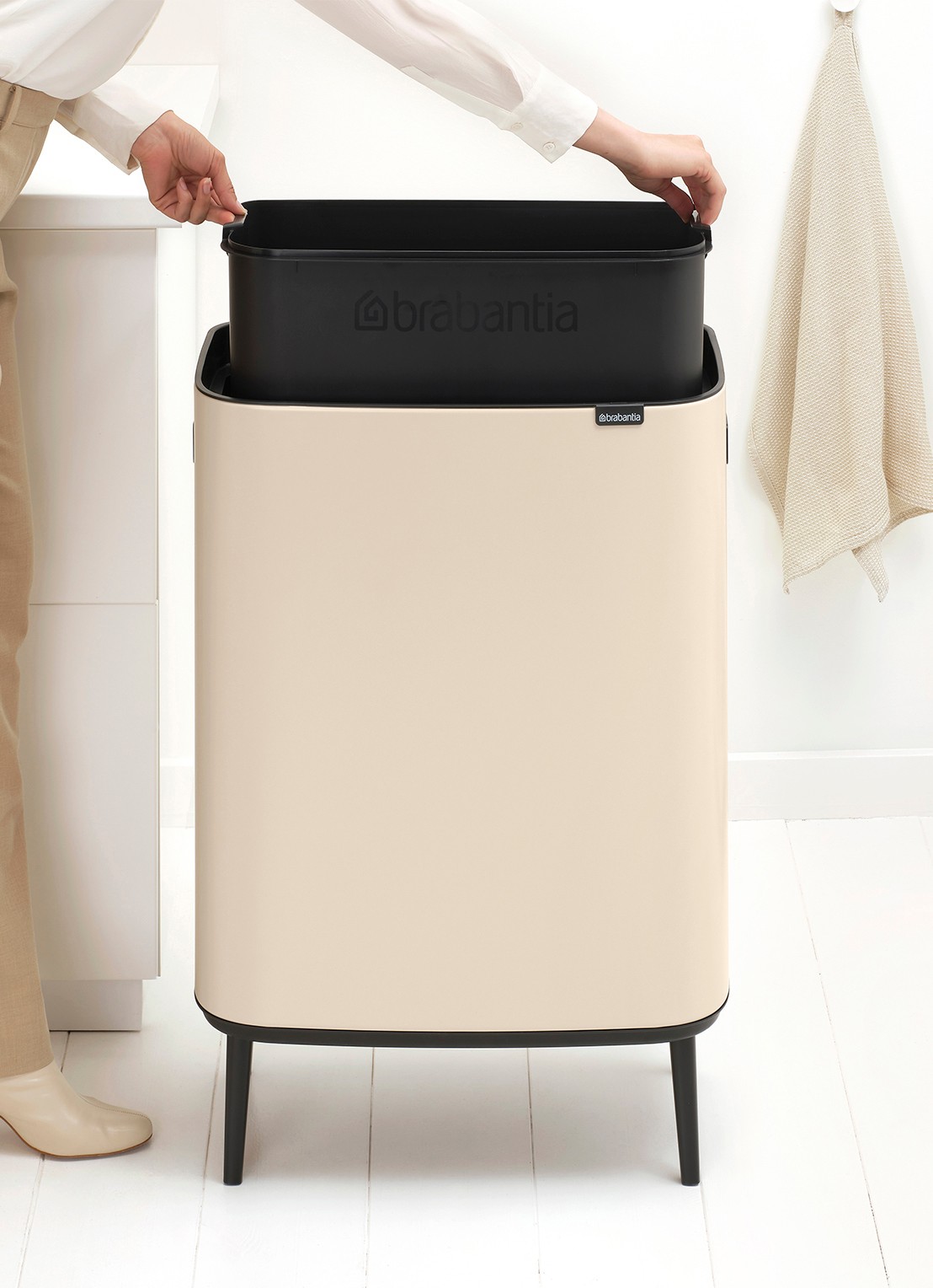 Brabantia Bo Touch Bin Hi prullenbak 60 liter - detail 4 beige