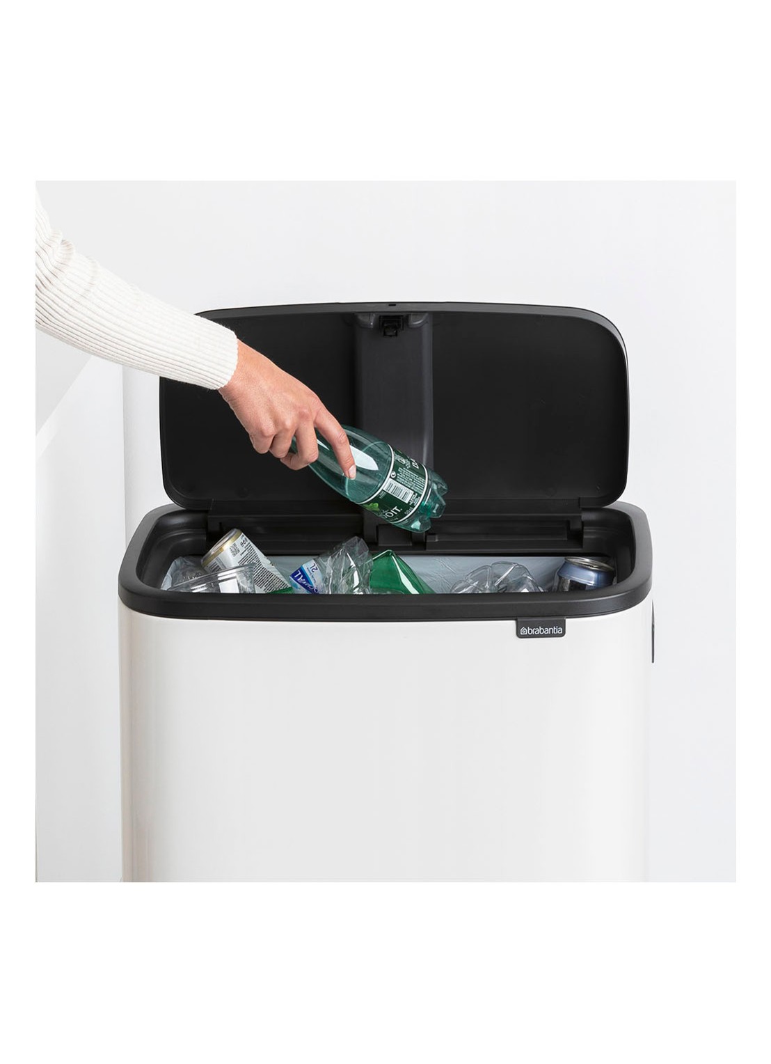 Brabantia Bo Touch Bin Hi prullenbak met deksel op pootjes 60 liter - detail 2 wit