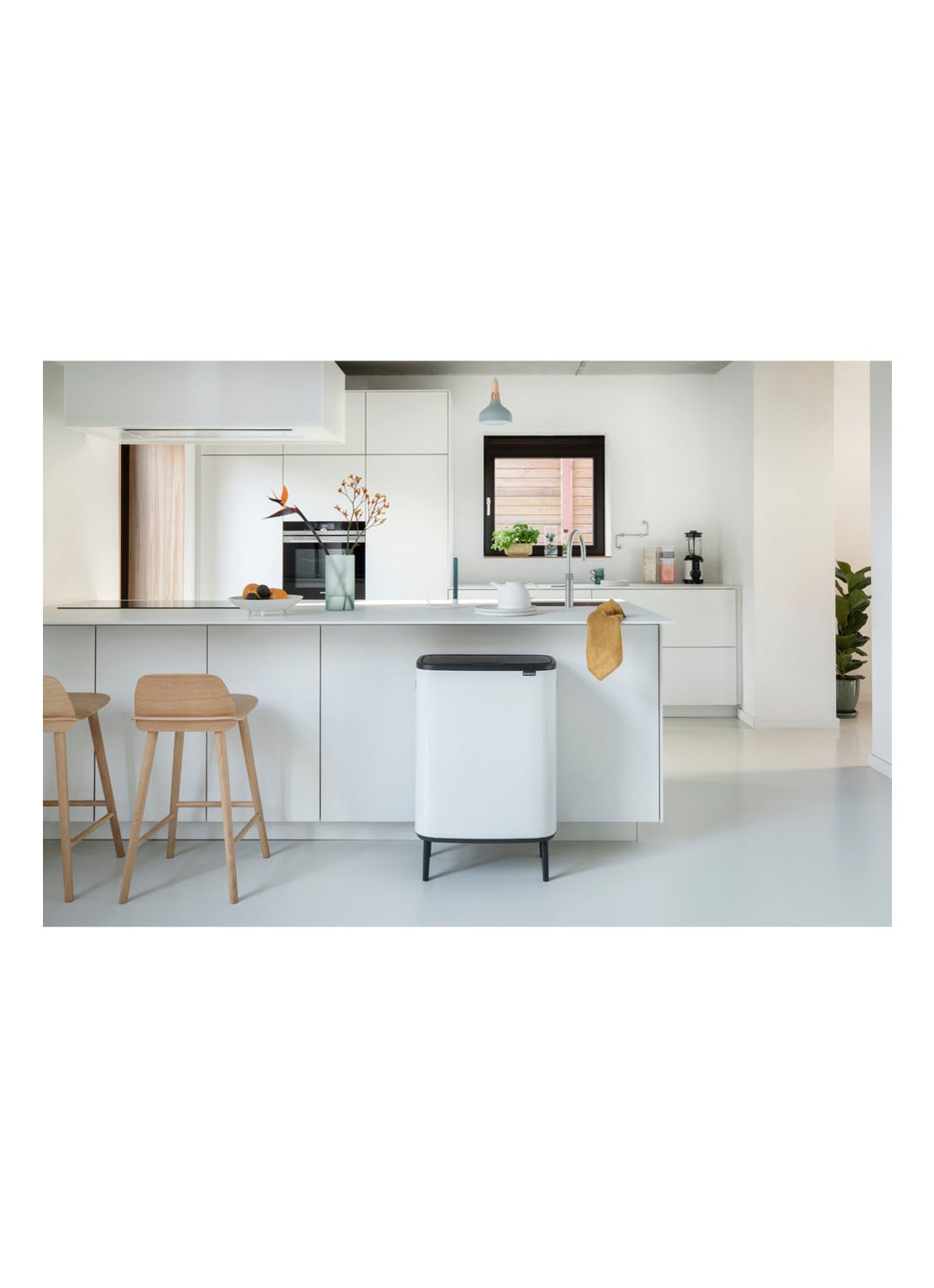 Brabantia Bo Touch Bin Hi prullenbak met deksel op pootjes 60 liter - voorkant 7 wit