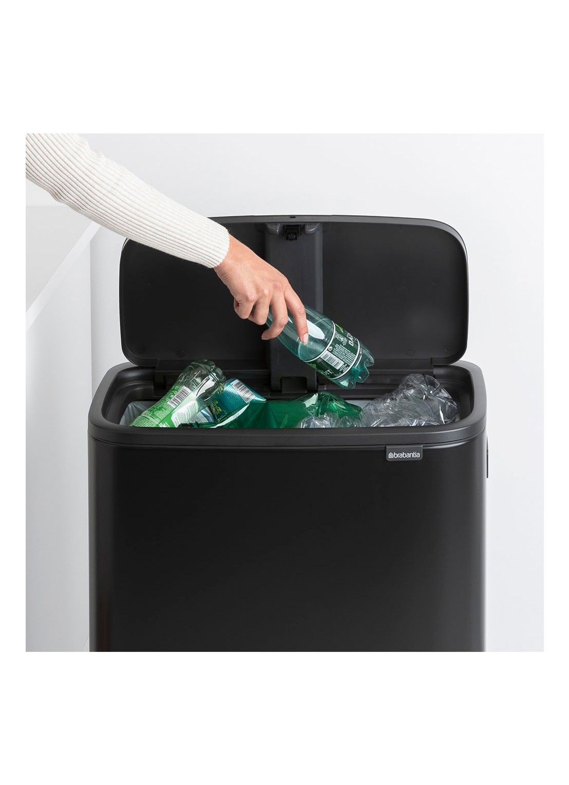 Brabantia Bo Touch Bin Hi prullenbak met deksel op pootjes 60 liter - detail 4 zwart