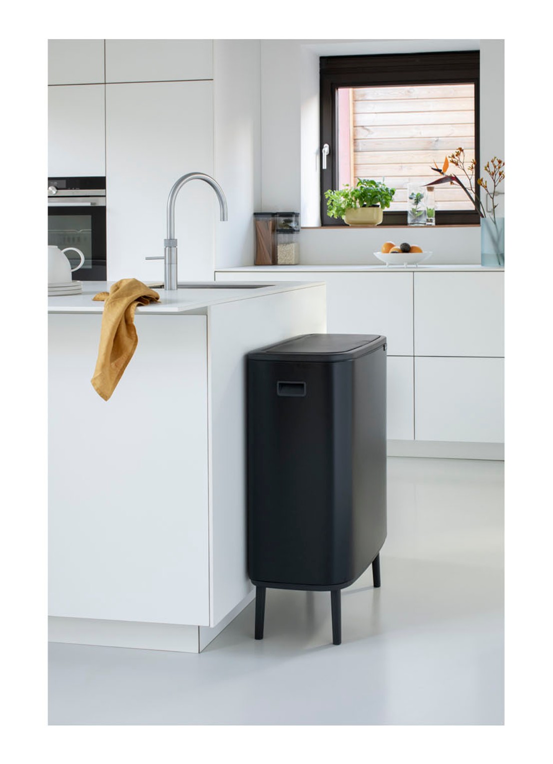 Brabantia Bo Touch Bin Hi prullenbak met deksel op pootjes 60 liter - detail 7 zwart