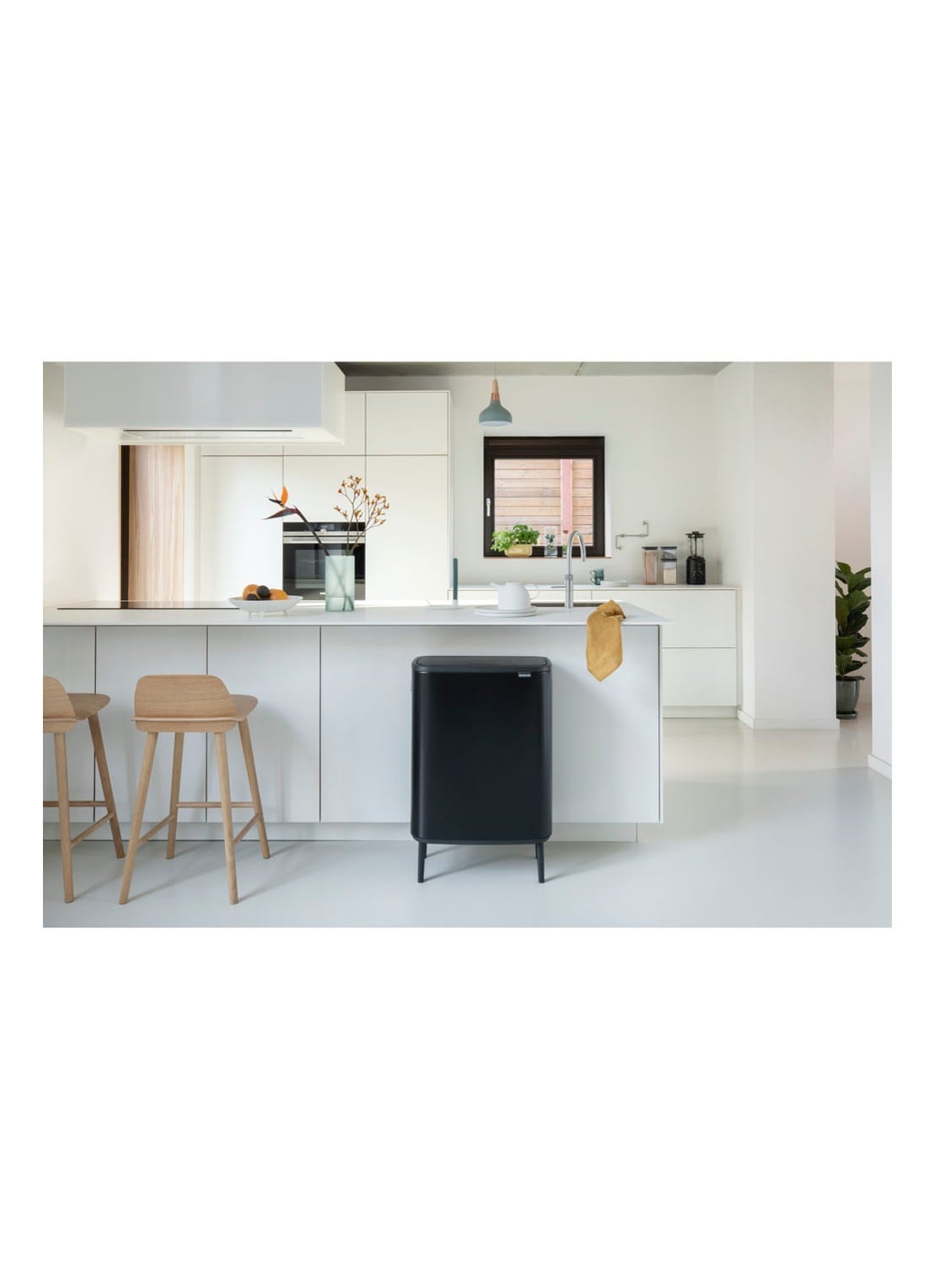 Brabantia Bo Touch Bin Hi prullenbak met deksel op pootjes 60 liter - voorkant 2 zwart