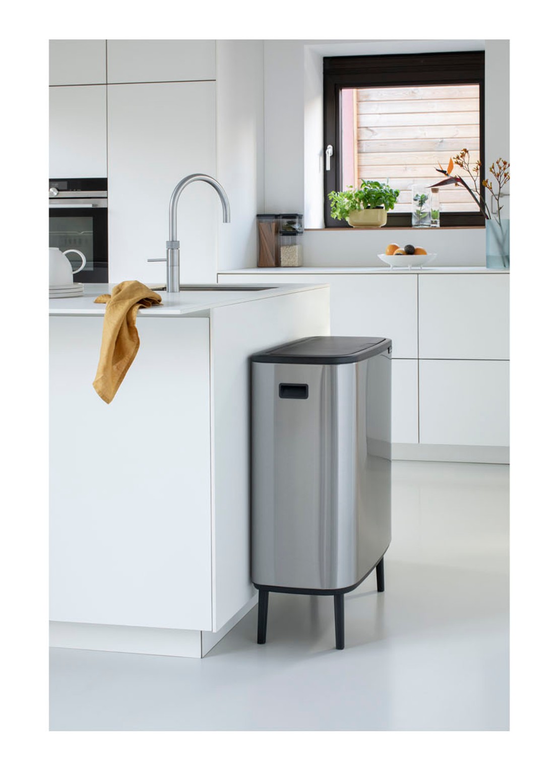 Brabantia Bo Touch Bin Hi prullenbak met deksel op pootjes 60 liter - detail 5 zilver