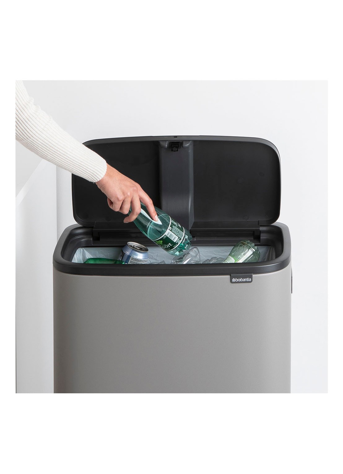 Brabantia Bo Touch Bin Hi prullenbak met deksel op pootjes 60 liter - detail 2 grijs