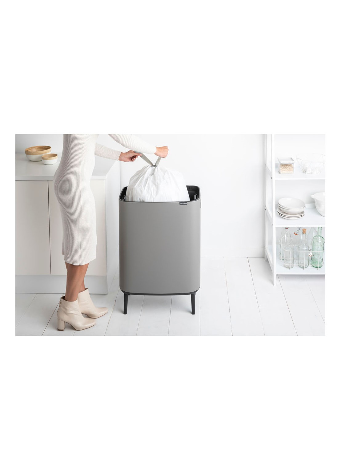 Brabantia Bo Touch Bin Hi prullenbak met deksel op pootjes 60 liter - detail 4 grijs