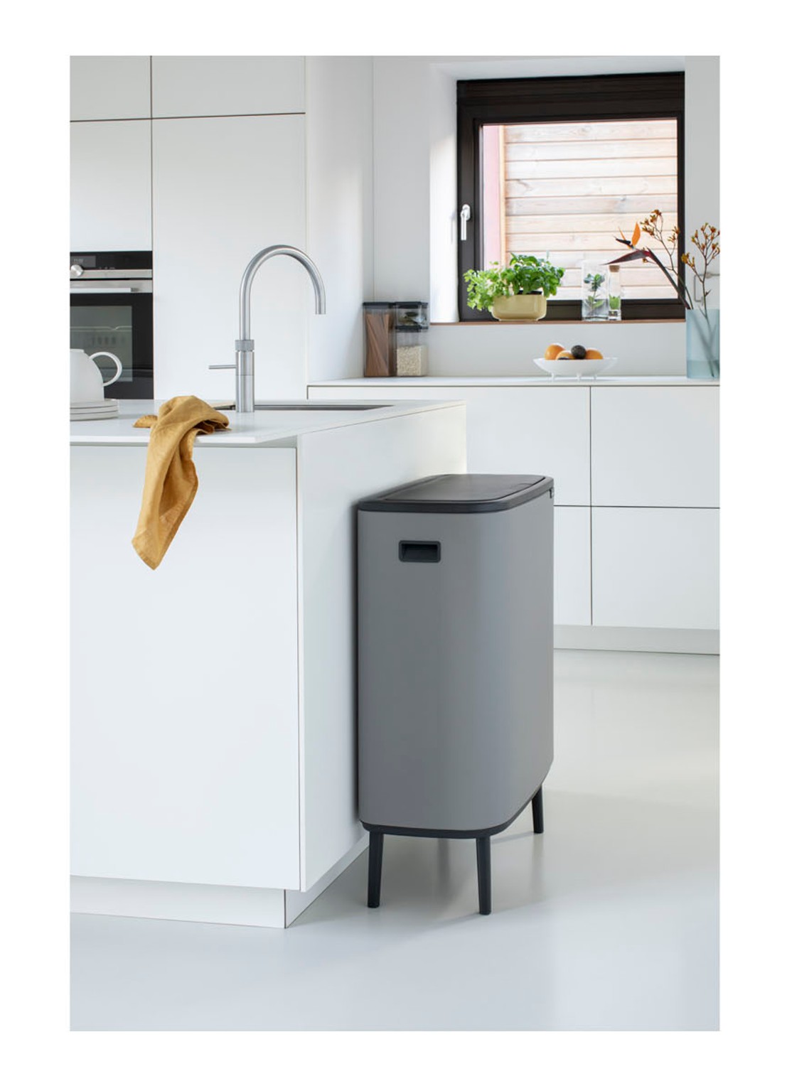 Brabantia Bo Touch Bin Hi prullenbak met deksel op pootjes 60 liter - detail 5 grijs
