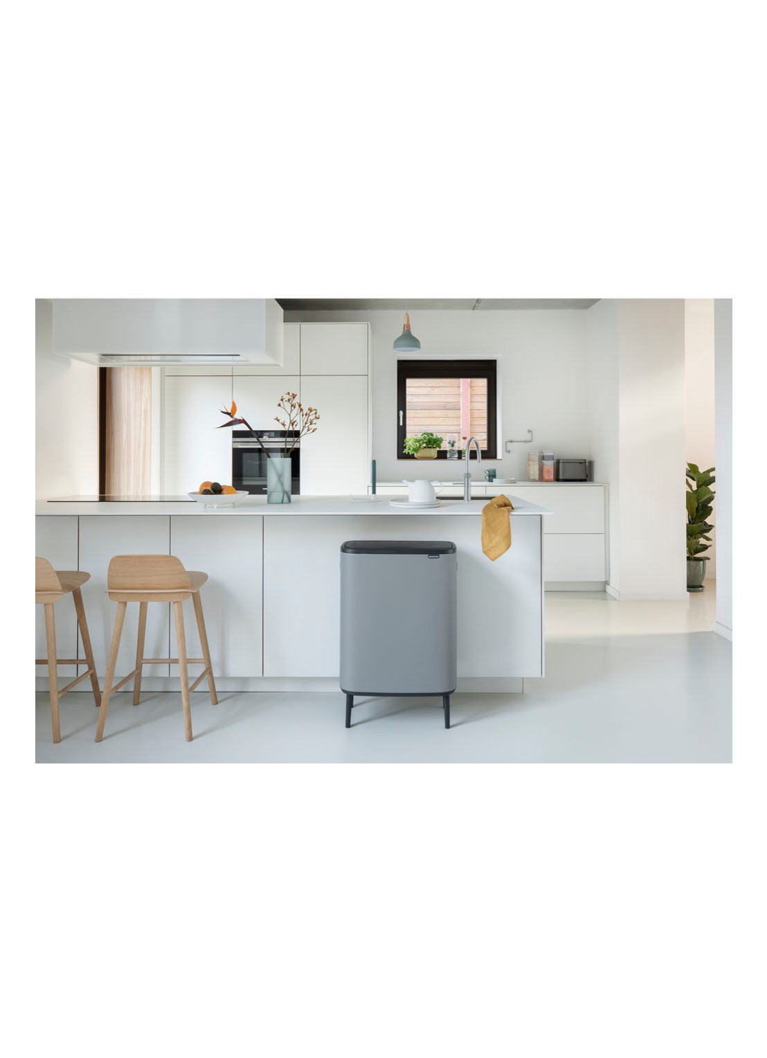 Brabantia Bo Touch Bin Hi prullenbak met deksel op pootjes 60 liter - voorkant 7 grijs