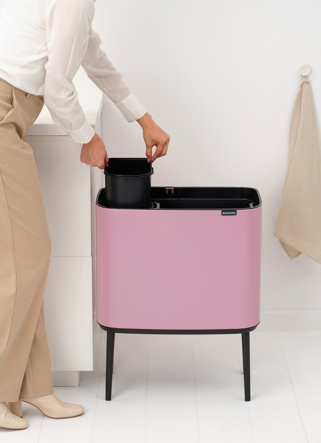 Brabantia Bo Touch Bin prullenbak 11 + 23 liter - detail 7 donkerroze