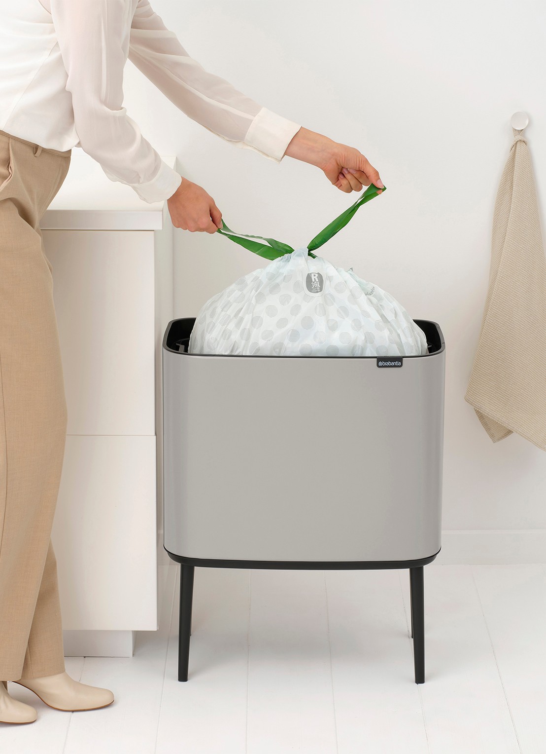 Brabantia Bo Touch Bin prullenbak 36 liter - detail 8 middengrijs