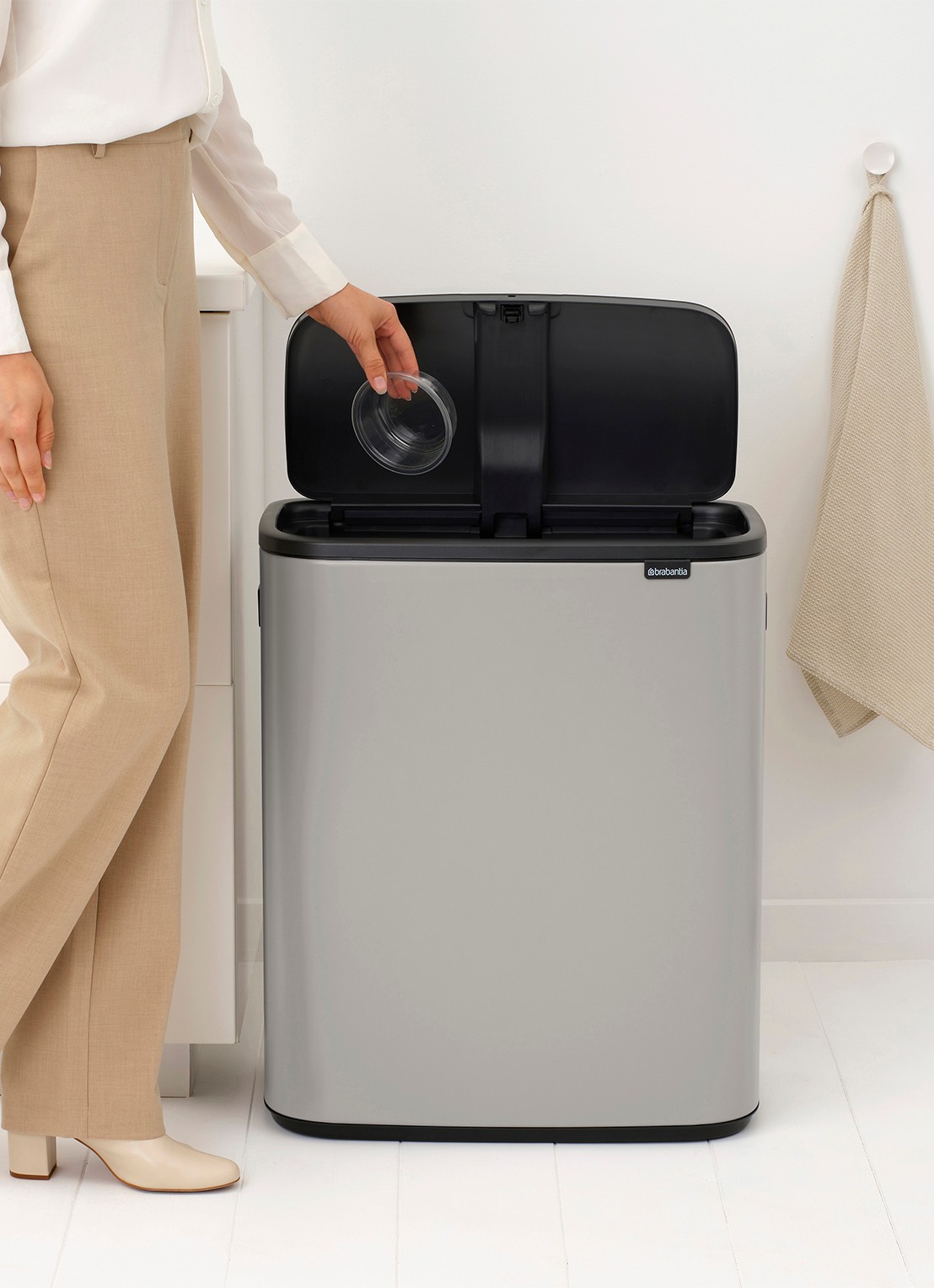 Brabantia Bo Touch Bin prullenbak 60 liter - detail 2 middengrijs