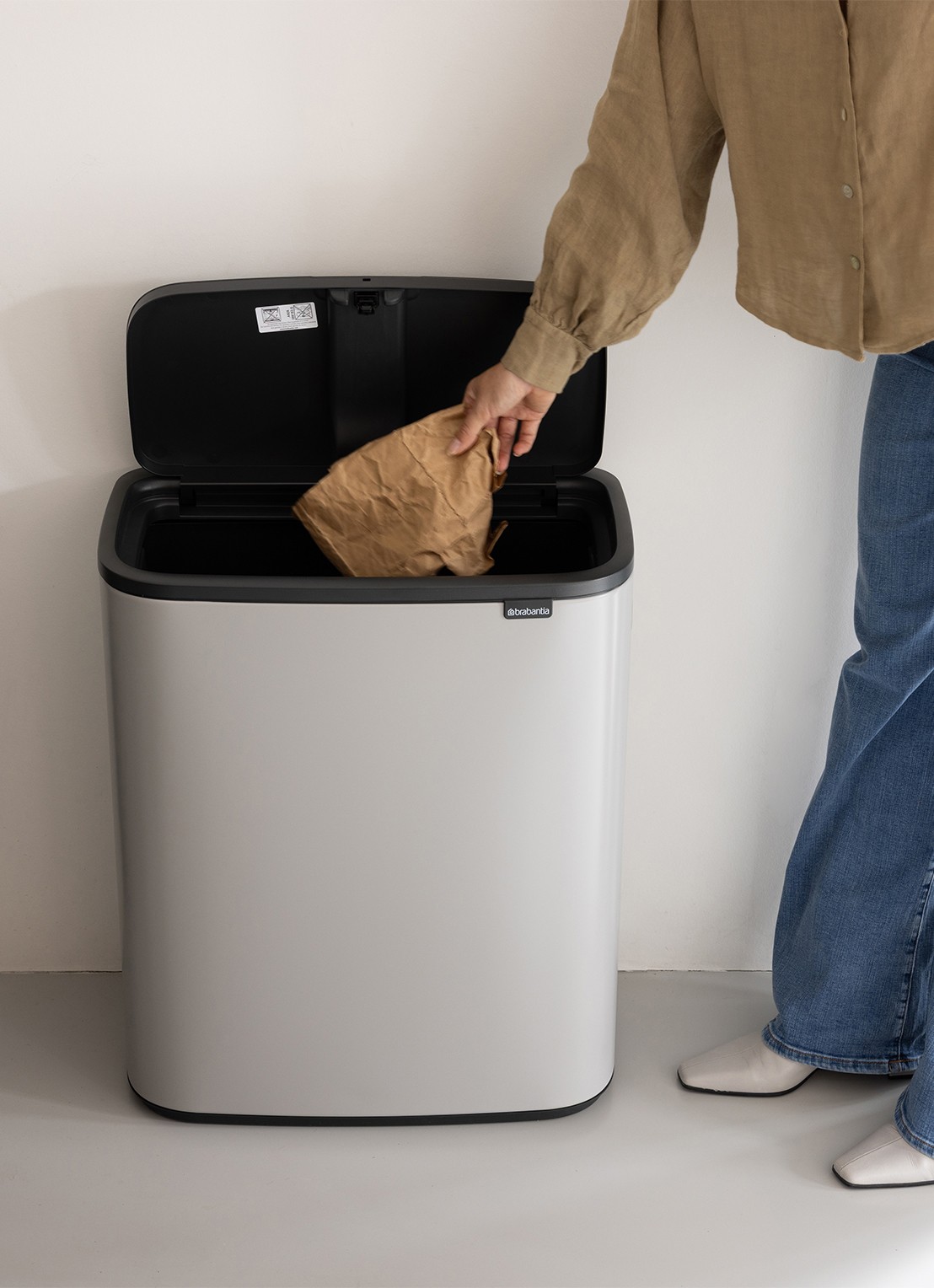Brabantia Bo Touch Bin prullenbak 60 liter - detail 5 middengrijs