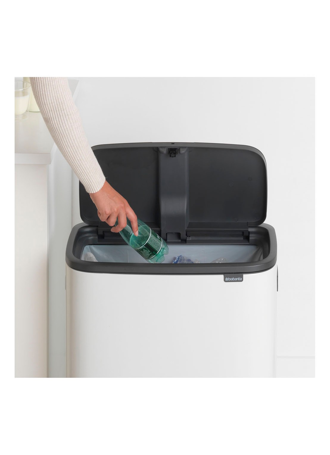 Brabantia Bo Touch Bin prullenbak met deksel 60 liter - detail 2 wit