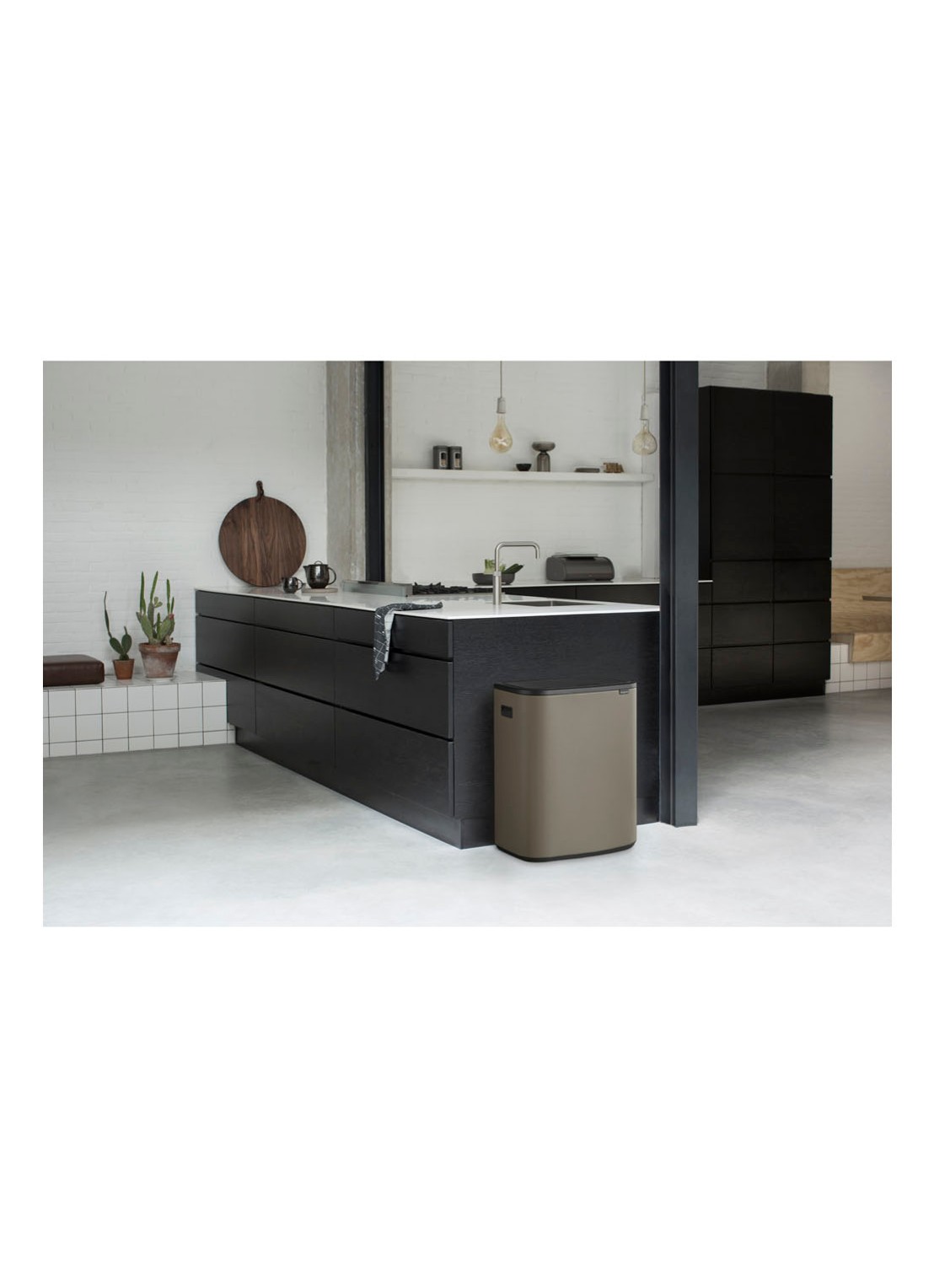 Brabantia Bo Touch Bin prullenbak met deksel 60 liter - detail 7 donkergrijs