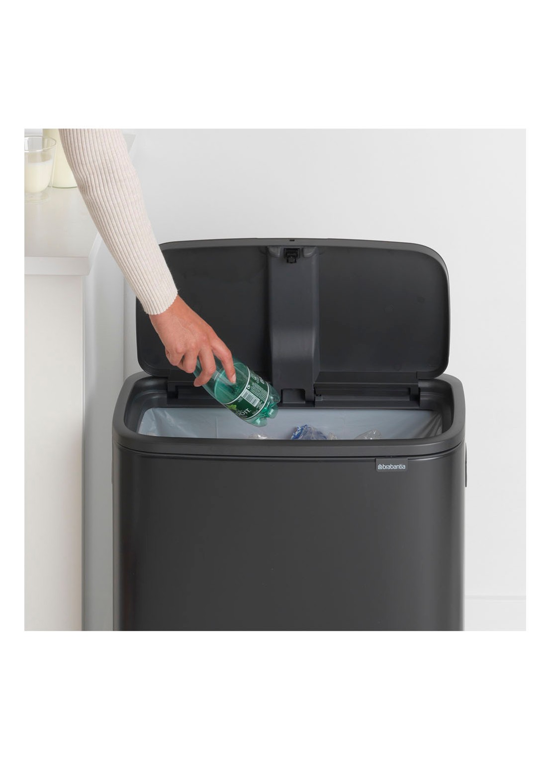 Brabantia Bo Touch Bin prullenbak met deksel 60 liter - detail 4 zwart