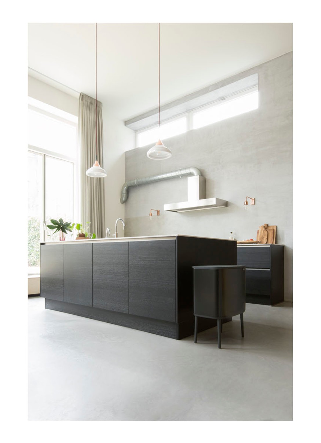 Brabantia Bo Touch Bin prullenbak met deksel op pootjes 36 liter - detail 6 zwart