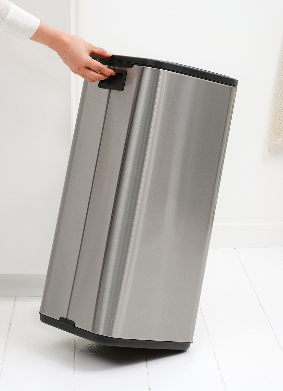 Brabantia Bo touch prullenbak 30 liter - detail 5 zilver