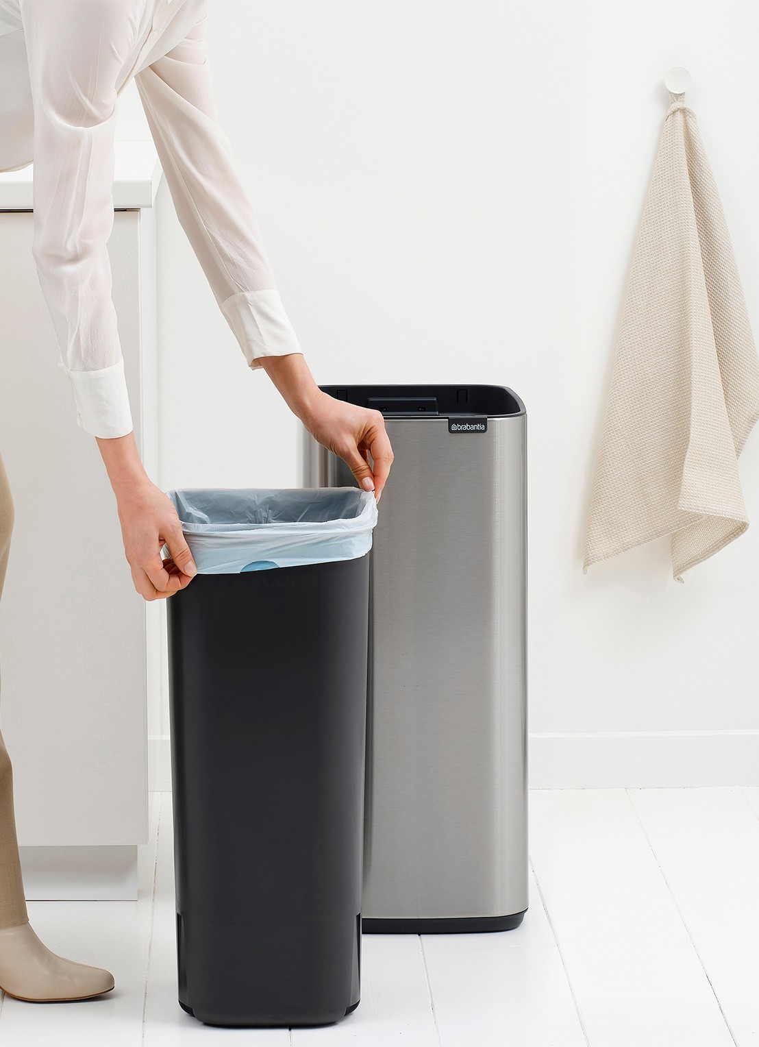 Brabantia Bo touch prullenbak 30 liter - detail 6 zilver