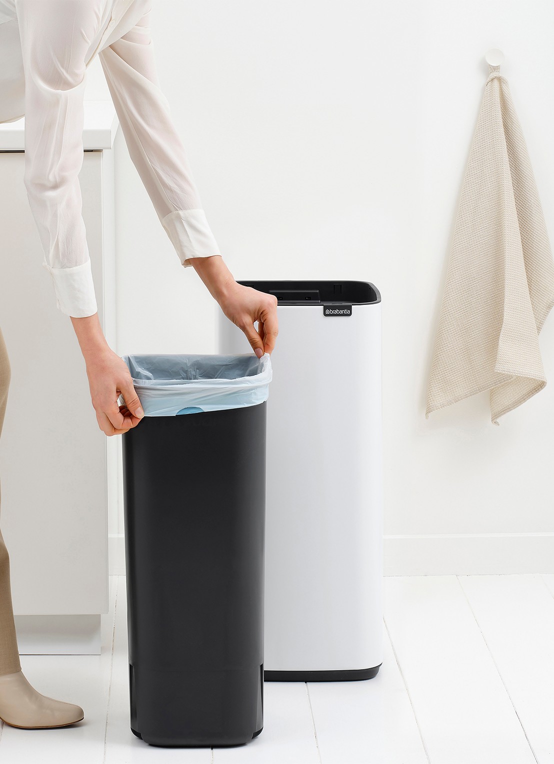 Brabantia Bo touch prullenbak 30 liter - detail 5 wit